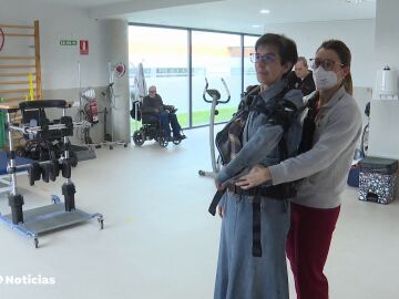 Un exoesqueleto utilizado para mover grandes pesos en las fábricas puede ayudar a enfermos de daño cerebral 