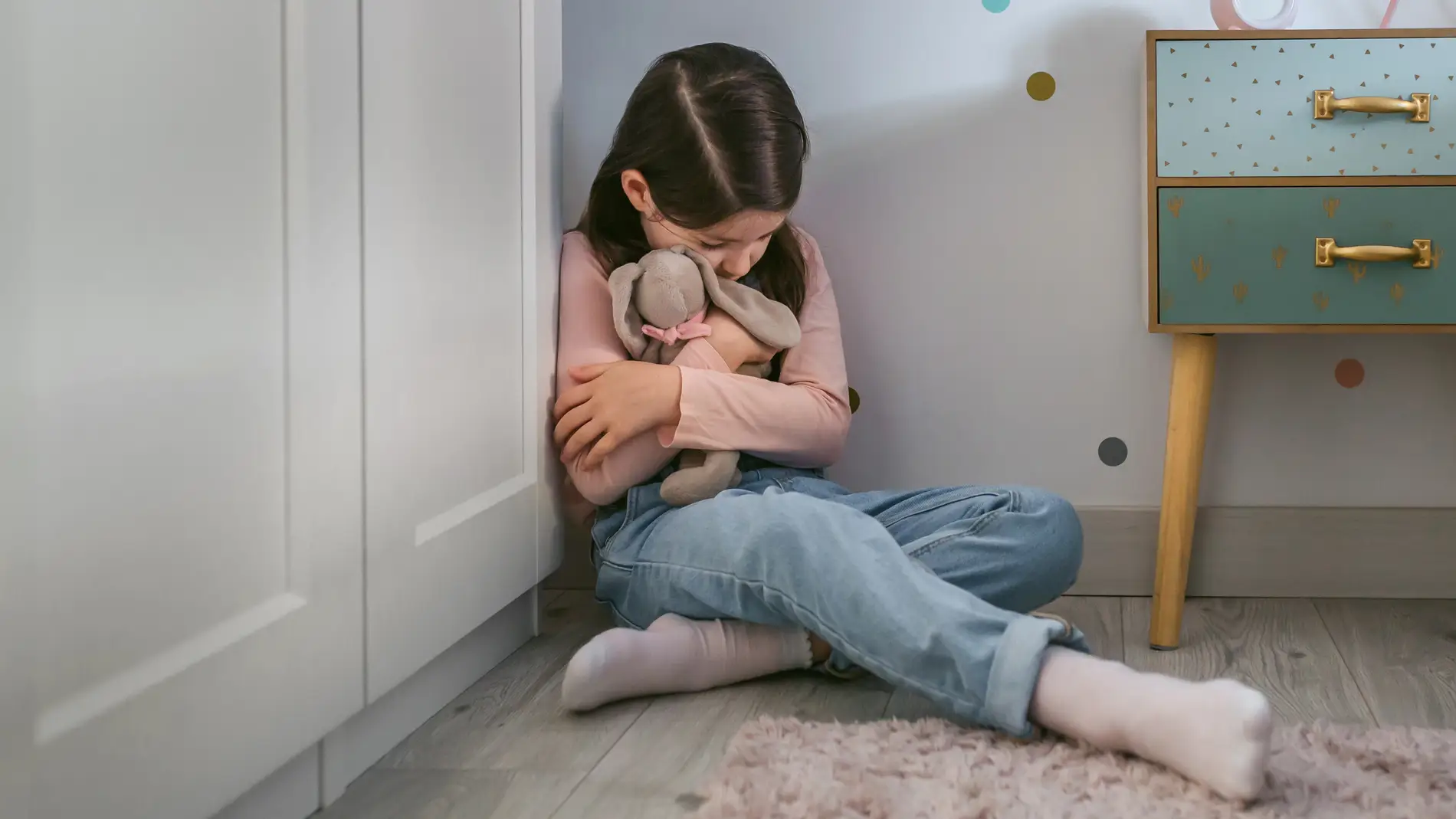 Niña triste en casa