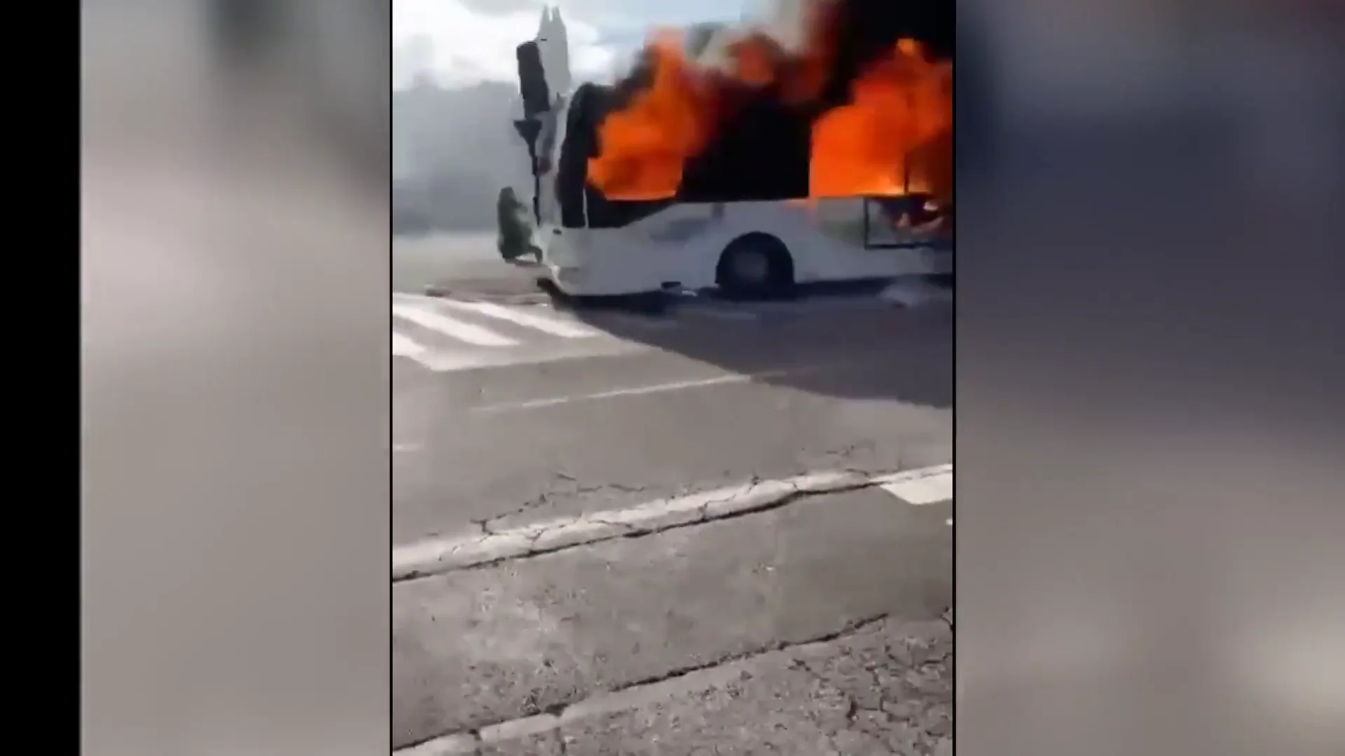 Autob&uacute;s en llamas