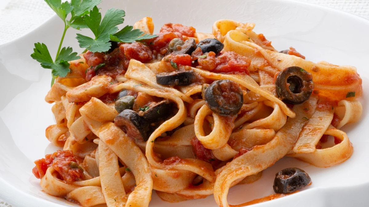 Fettuccine a la puttanesca, la receta barata, fácil e interesante de Karlos Arguiñano Fettuccine a la puttanesca, la receta barata, fácil e interesante de Karlos Arguiñano