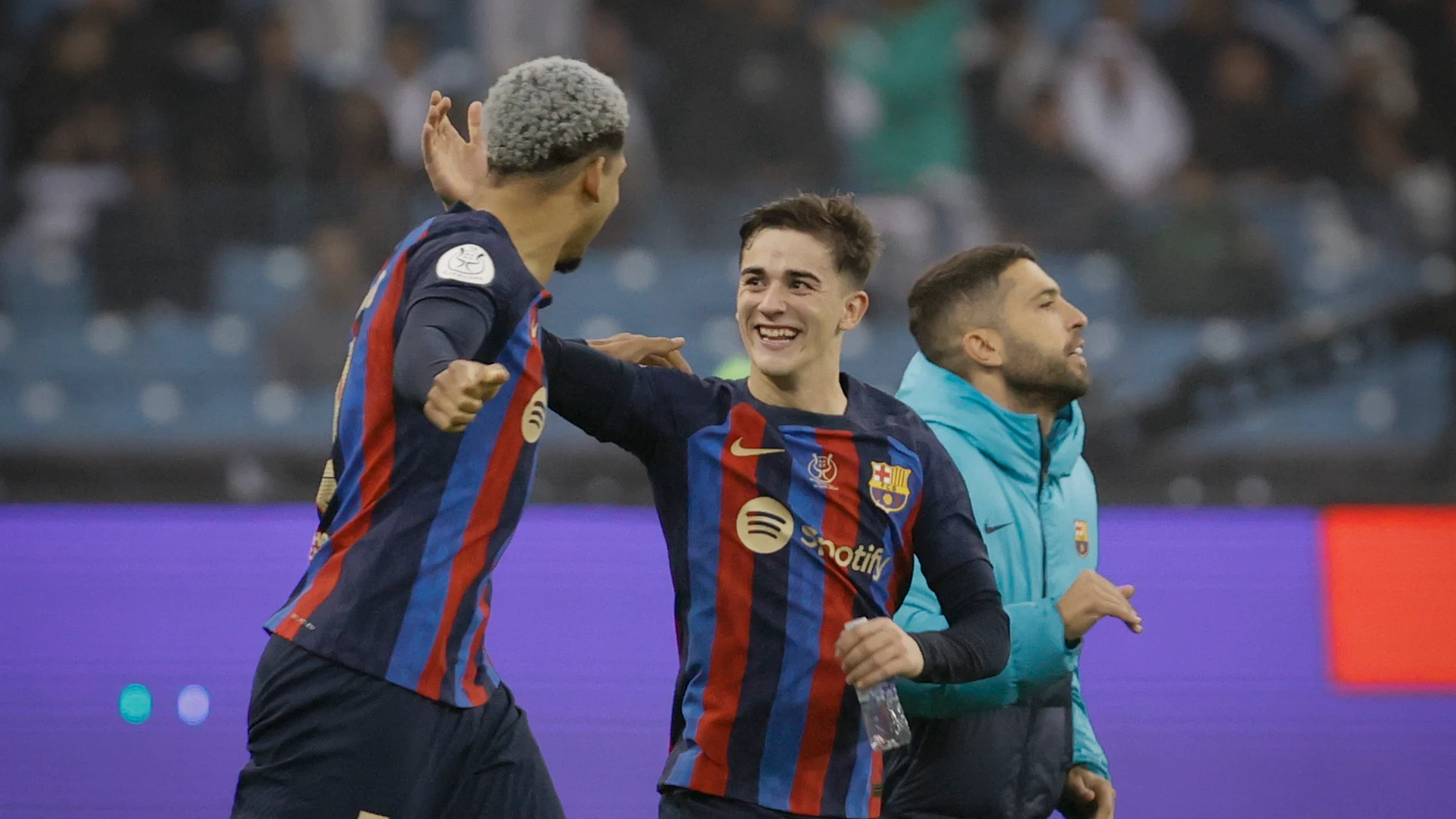 Ronald Araujo y Gavi celebran la victoria ante el Real Madrid