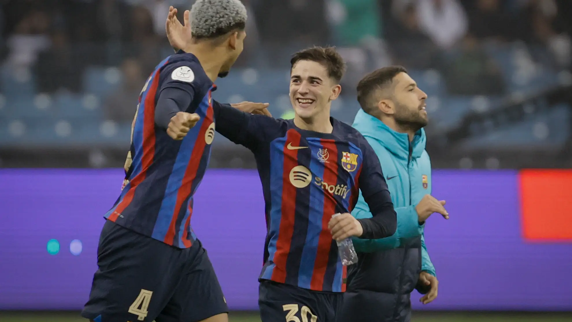 Ronald Araujo y Gavi celebran la victoria ante el Real Madrid
