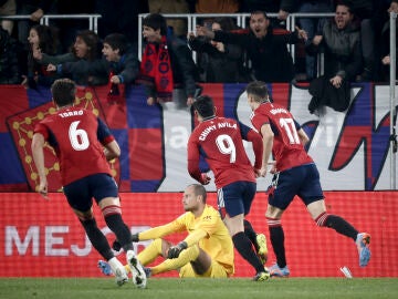 Los jugadores de Osasuna celebran el gol de la victoria ante Osasuna