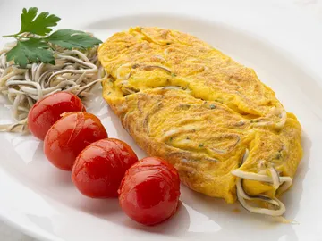 Cocina rápido, fácil y saludable con la receta de tortilla de gulas con tomatitos de Karlos Arguiñano Cocina rápido, fácil y saludable con la receta de tortilla de gulas con tomatitos de Karlos Arguiñano