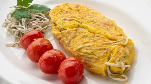 Cocina rápido, fácil y saludable con la receta de tortilla de gulas con tomatitos de Karlos Arguiñano Cocina rápido, fácil y saludable con la receta de tortilla de gulas con tomatitos de Karlos Arguiñano