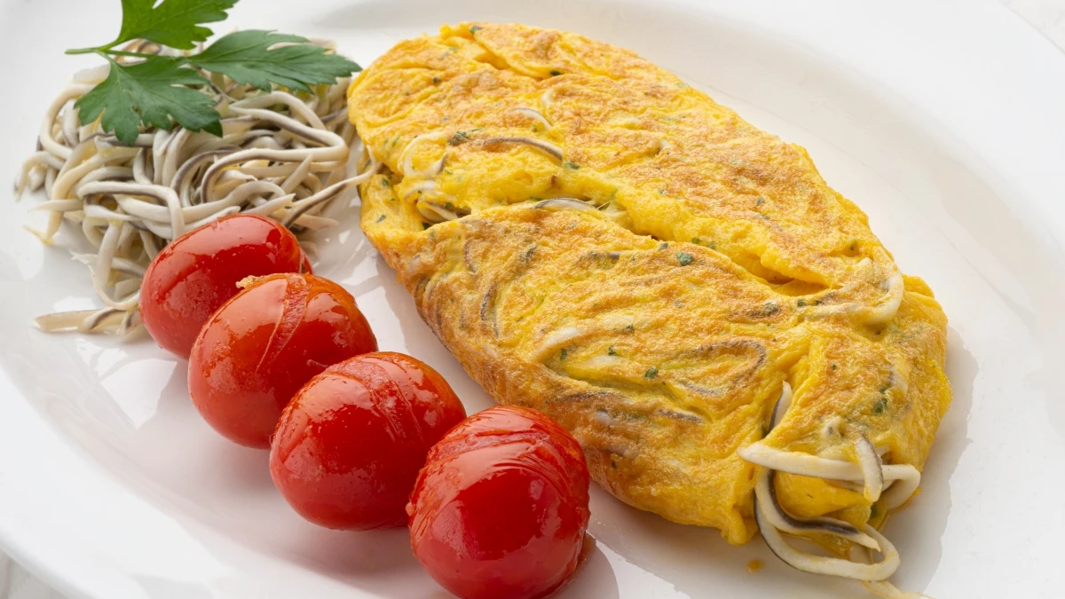 Cocina rápido, fácil y saludable con la receta de tortilla de gulas con tomatitos de Karlos Arguiñano Cocina rápido, fácil y saludable con la receta de tortilla de gulas con tomatitos de Karlos Arguiñano