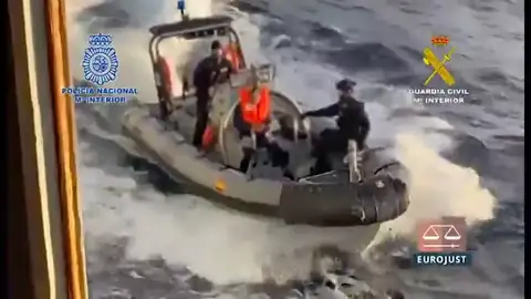 Los GEO abordan un velero en el océano y, ya en tierra, se detiene a 15 personas Los GEO abordan un velero en el océano y, ya en tierra, se detiene a 15 personas