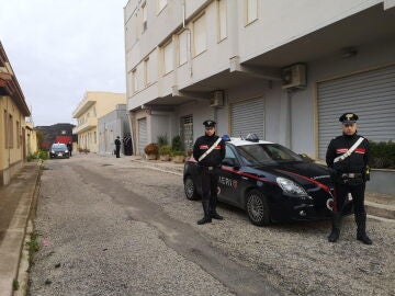 Agentes de la policía italiana ante la casa donde se escondía el jefe de la Casa Nostra, Matteo Messina Denaro