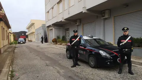 Agentes de la policía italiana ante la casa donde se escondía el jefe de la Casa Nostra, Matteo Messina Denaro Agentes de la policía italiana ante la casa donde se escondía el jefe de la Casa Nostra, Matteo Messina Denaro