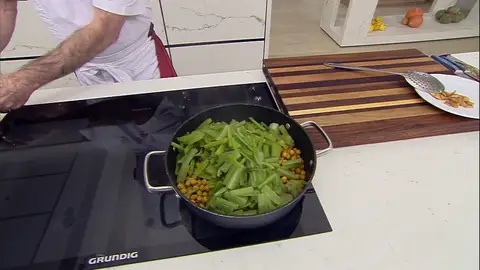 Introduce los garbanzos y la borraja Introduce los garbanzos y la borraja