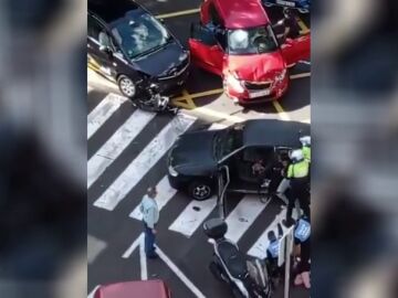 El vídeo del accidente tras la persecución policial de película en Santa Cruz de Tenerife