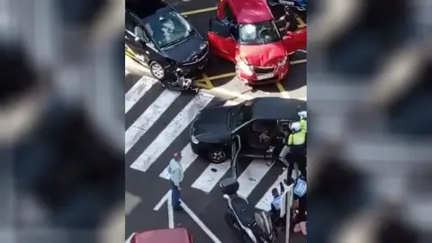 El vídeo del accidente tras la persecución policial de película en Santa Cruz de Tenerife El vídeo del accidente tras la persecución policial de película en Santa Cruz de Tenerife