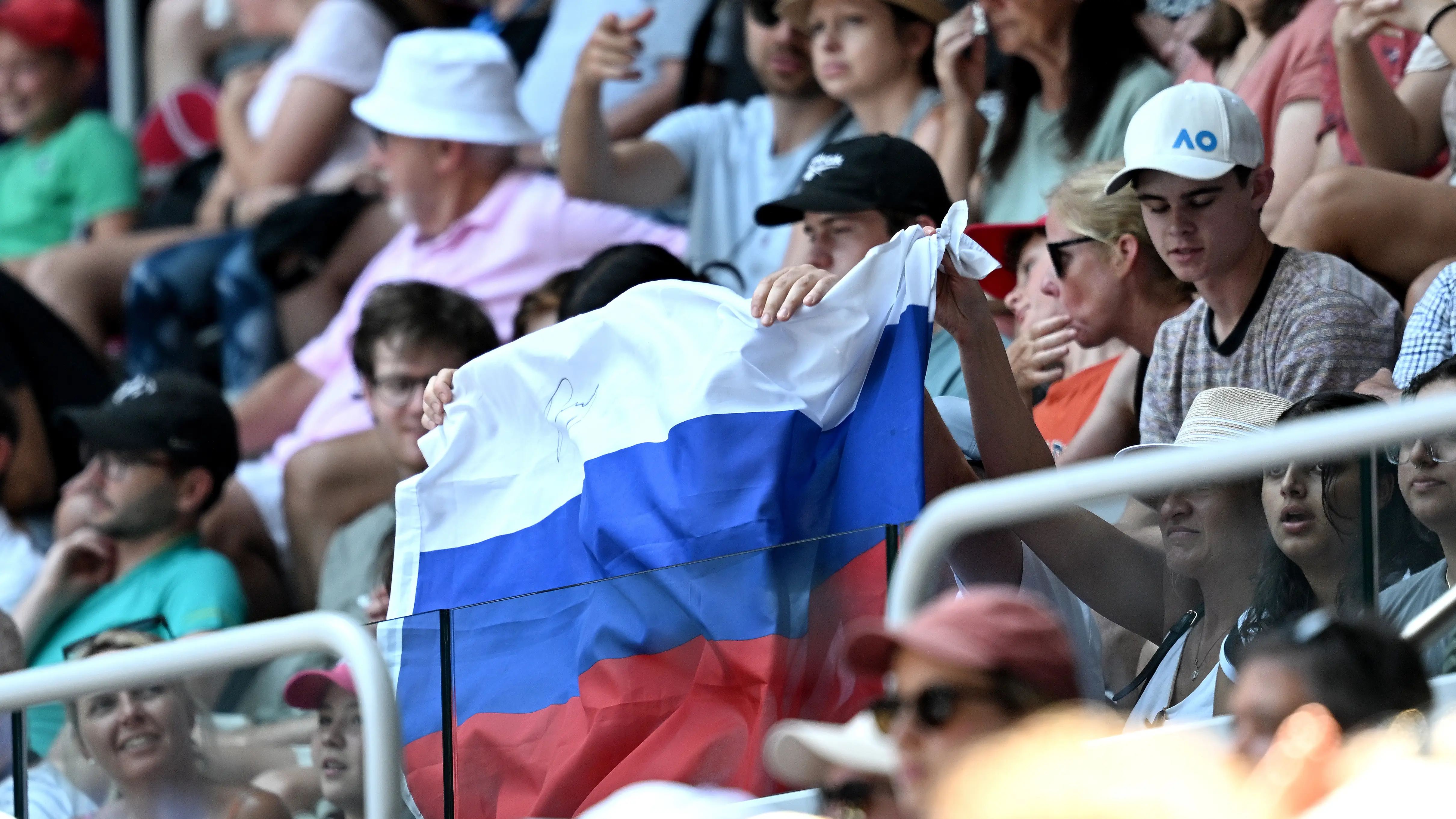 Un aficionado con una bandera de Rusia en el Open de Australia Un aficionado con una bandera de Rusia en el Open de Australia