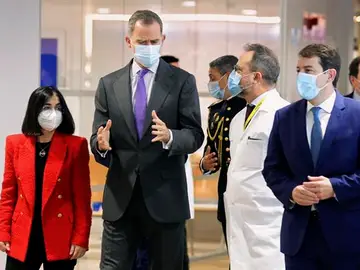 El rey con la ministra Darias y Fernández Mañueco El rey con la ministra Darias y Fernández Mañueco