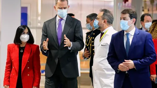 El rey con la ministra Darias y Fernández Mañueco El rey con la ministra Darias y Fernández Mañueco