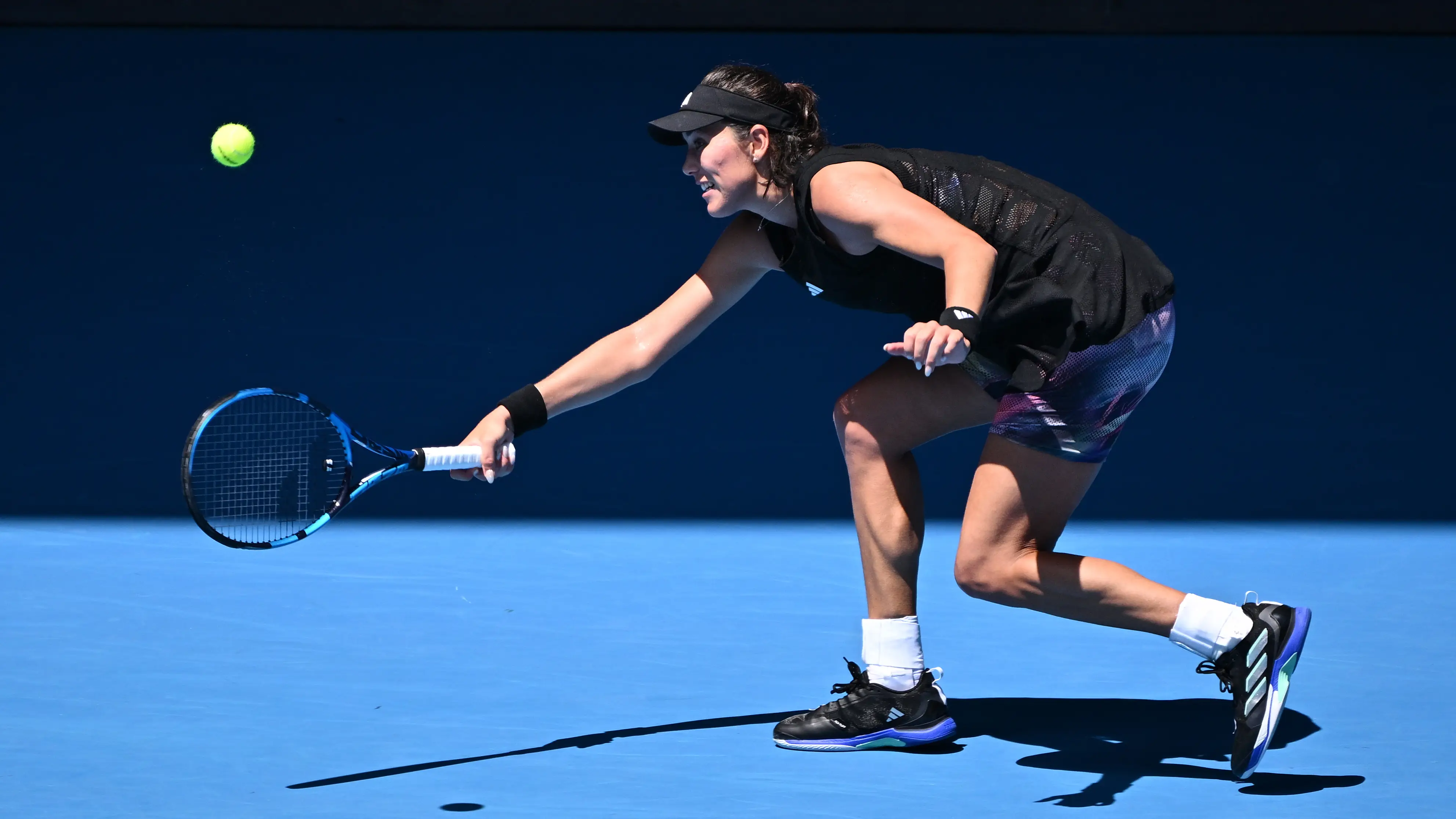 Garbiñe Muguruza trata de restar una pelota ante Elise Mertens Garbiñe Muguruza trata de restar una pelota ante Elise Mertens