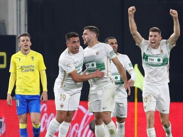 El Elche celebra su gol ante el Cádiz