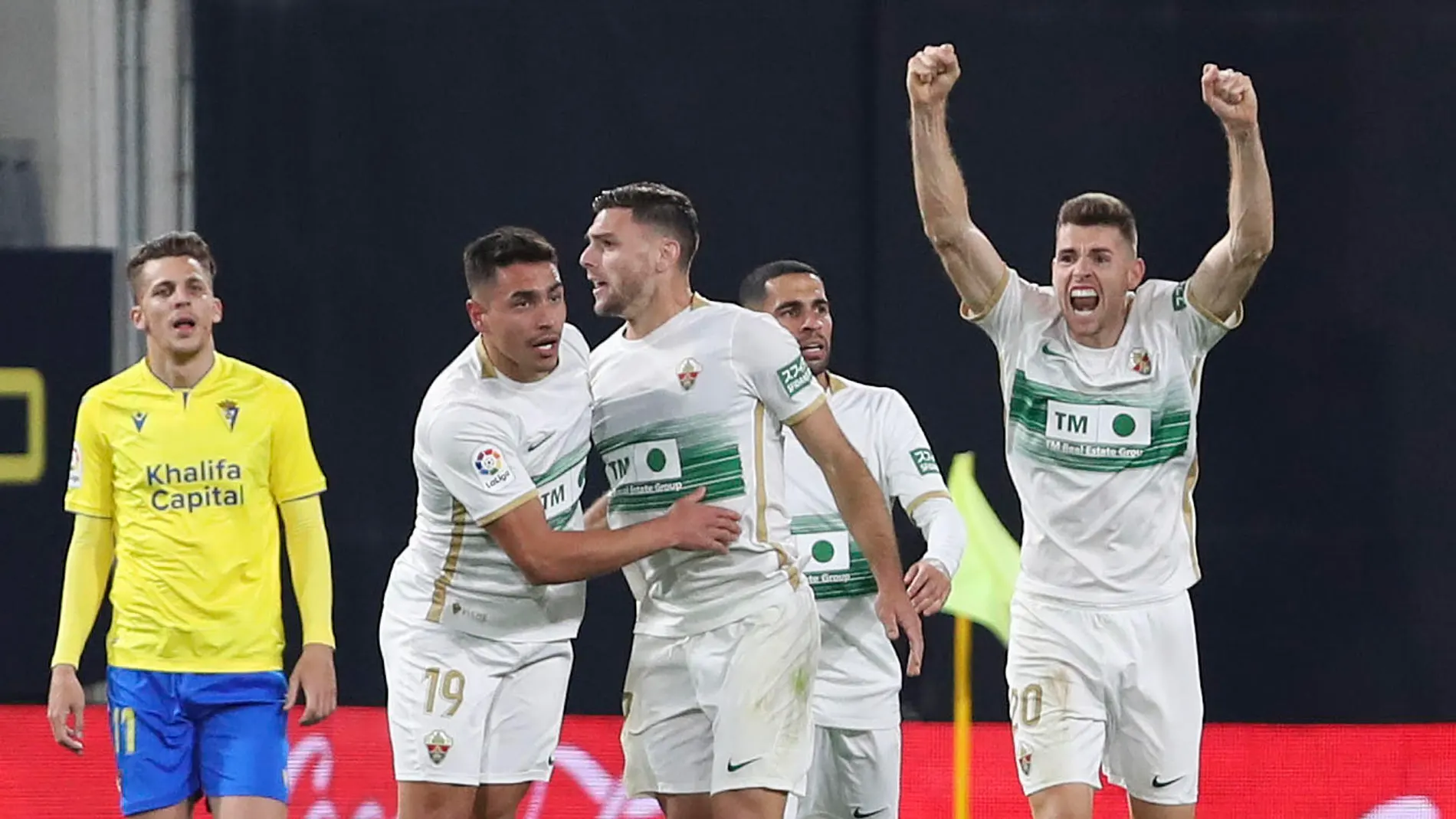 El Elche celebra su gol ante el Cádiz