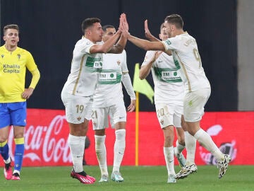 Los jugadores del Elche celebran el gol del empate ante el Cádiz