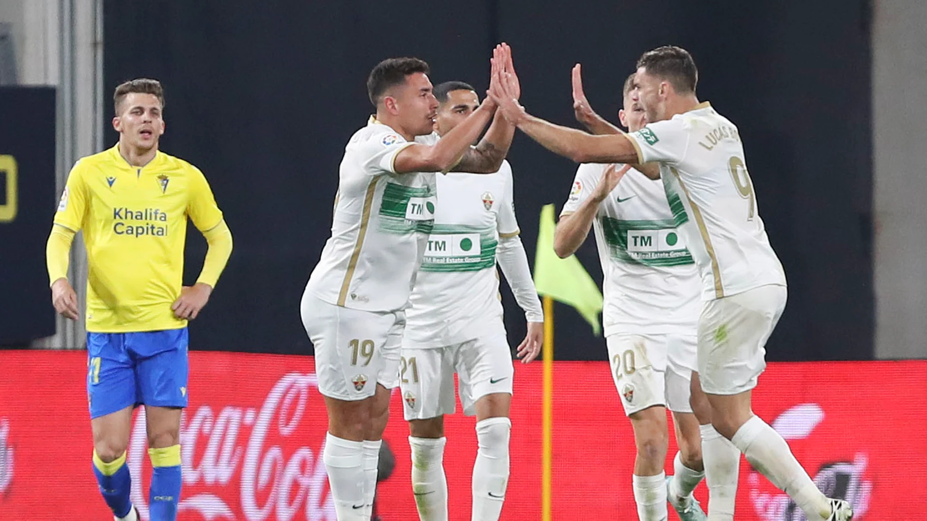 Los jugadores del Elche celebran el gol del empate ante el Cádiz