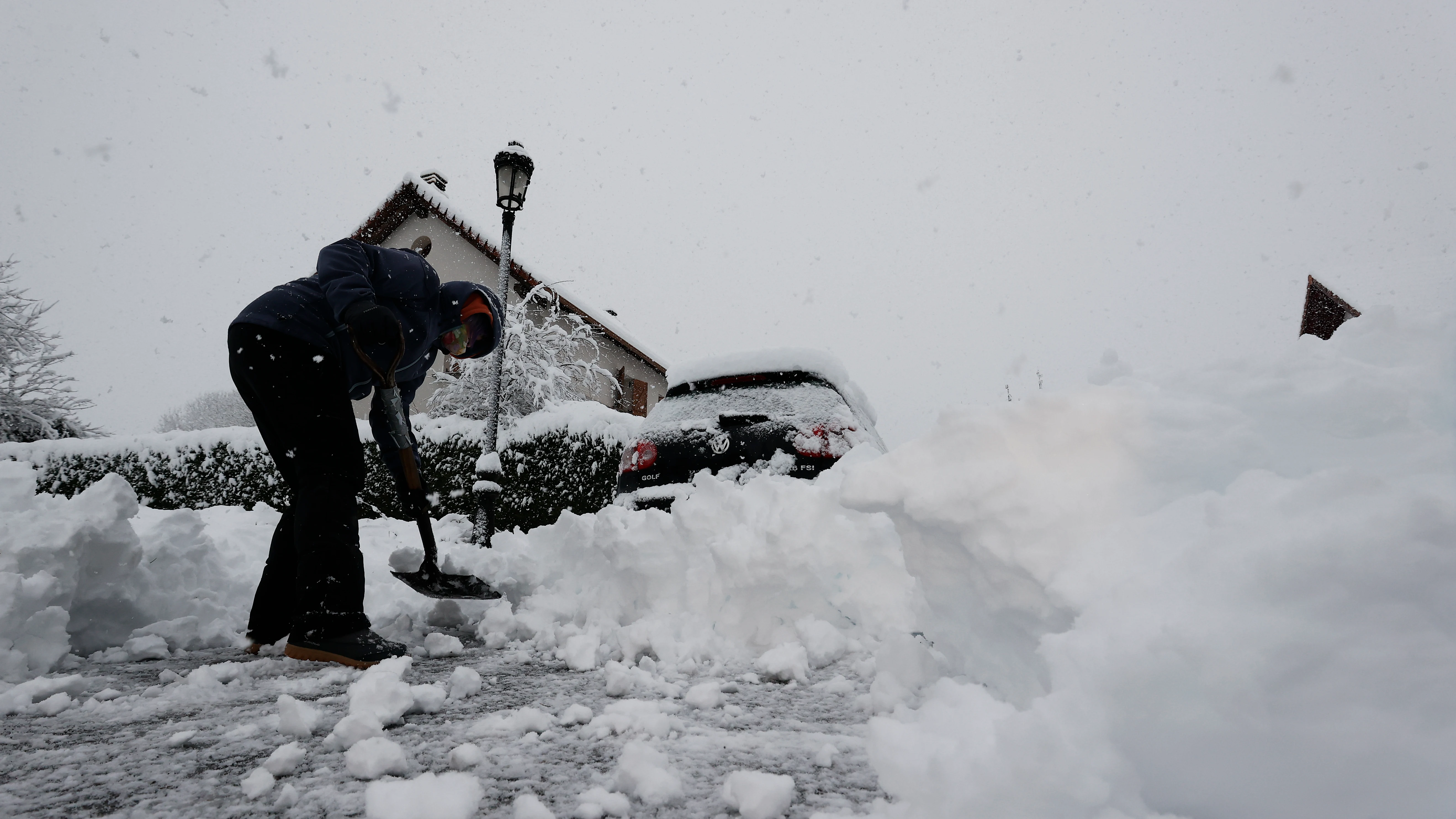Una persona intenta limpiar la nieve en Navarra