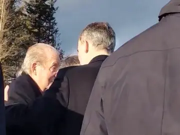 El beso de Felipe VI al emérito, un momento del funeral de Constantino que se nos escapó a todos El beso de Felipe VI al emérito, un momento del funeral de Constantino que se nos escapó a todos