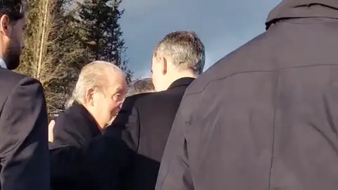 El beso de Felipe VI al emérito, un momento del funeral de Constantino que se nos escapó a todos