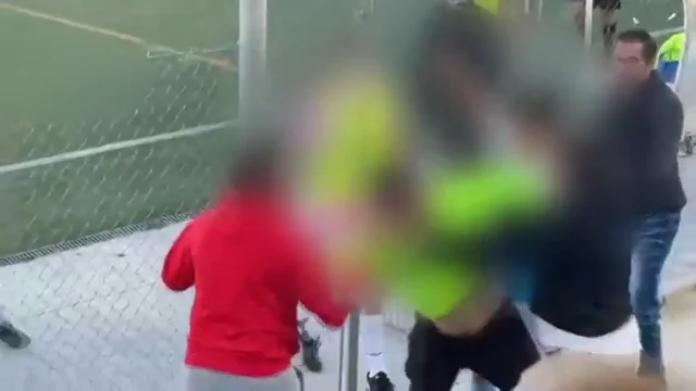 Lamentable y vergonzosa pelea en un partido de cadetes en Écija Lamentable y vergonzosa pelea en un partido de cadetes en Écija