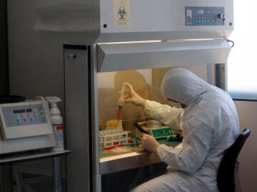 Un equipo de oncólogos trabaja en un laboratorio esterilizado