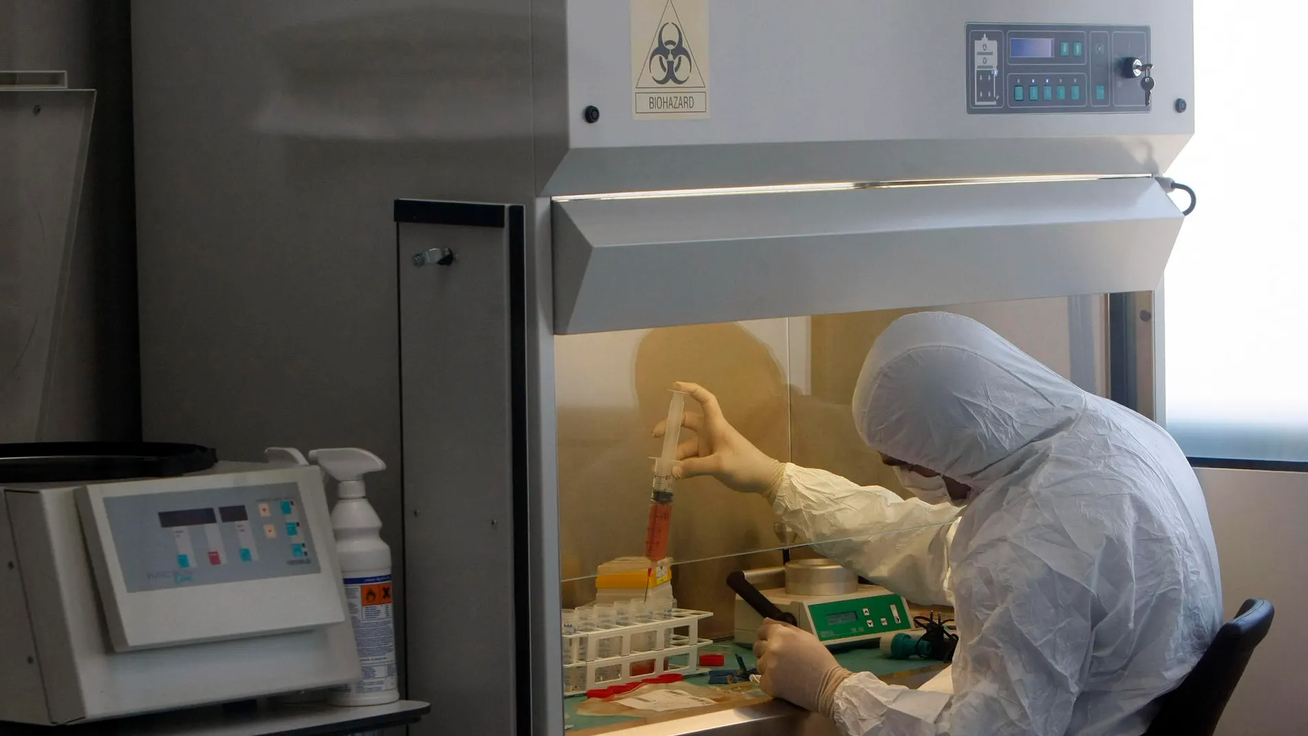 Un equipo de oncólogos trabaja en un laboratorio esterilizado