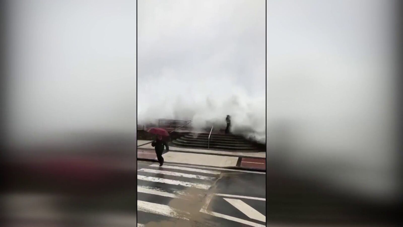 Una ola gigantesca de 9 metros engulle a un hombre con su hijo en brazos en San Sebastián