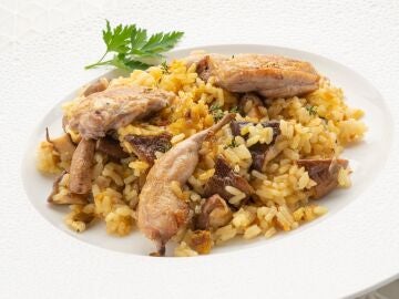 Cazuela de arroz con codornices y setas