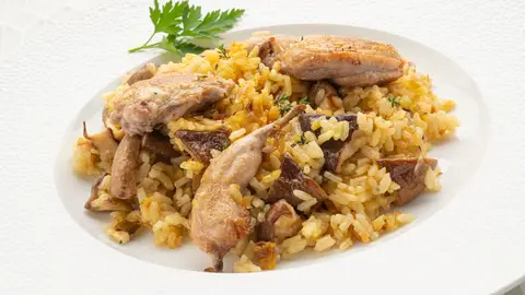 Cazuela de arroz con codornices y setas Cazuela de arroz con codornices y setas