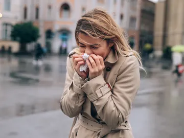 Mujer con frío Mujer con frío