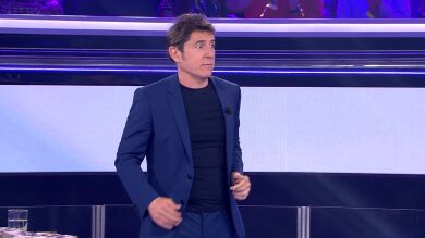 Manel Fuentes baila ‘Sin pijama’ y monta una fiesta en el plató de ‘Atrapa un millón’