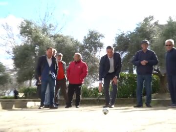 Sánchez juega a la petanca con un grupo de pensionistas reivindicando la subida de las pensiones aprobada por el Gobierno