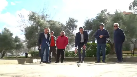 Sánchez juega a la petanca con un grupo de pensionistas reivindicando la subida de las pensiones aprobada por el Gobierno Sánchez juega a la petanca con un grupo de pensionistas reivindicando la subida de las pensiones aprobada por el Gobierno