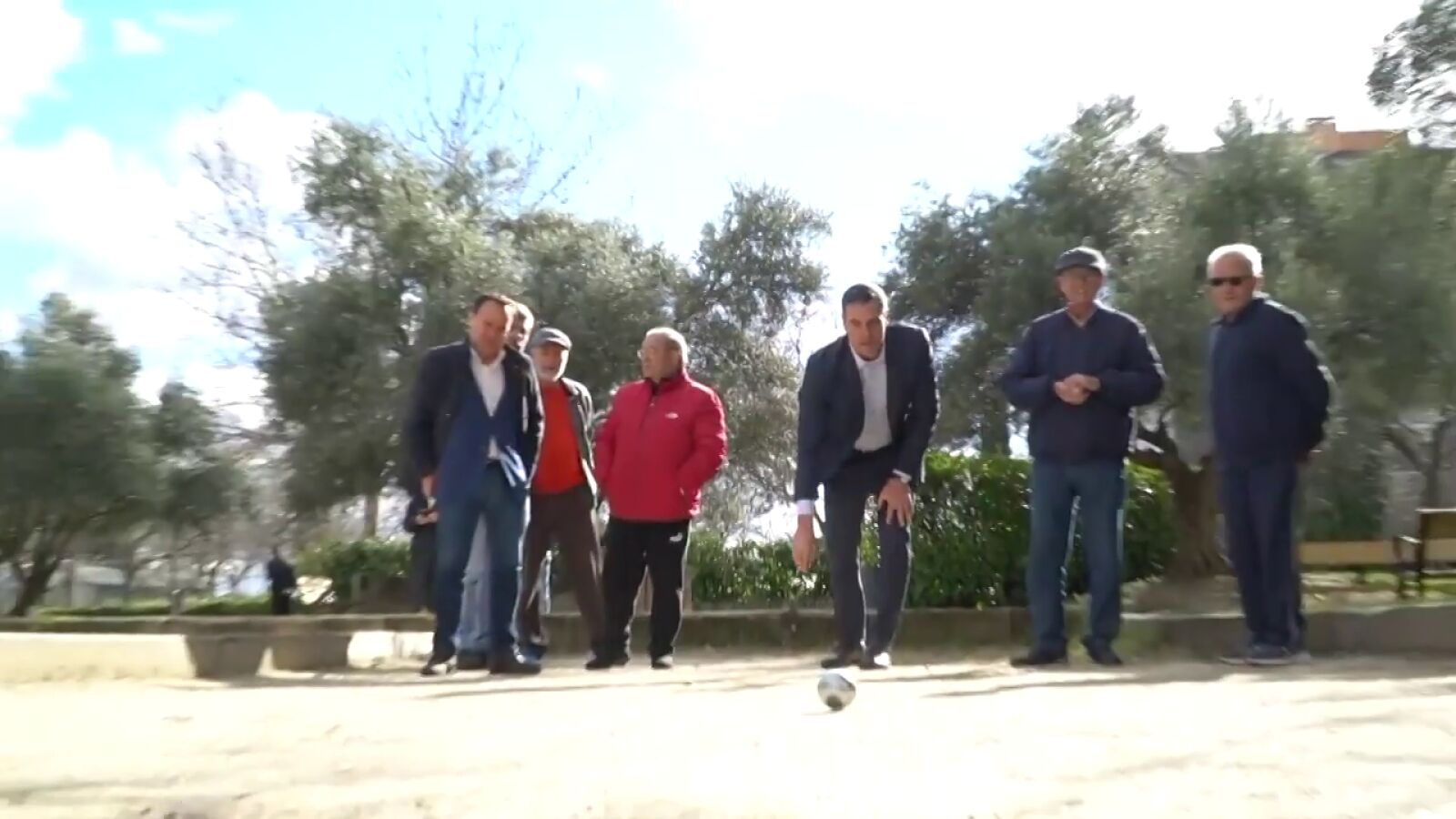 Sánchez juega a la petanca con un grupo de pensionistas reivindicando la subida de las pensiones aprobada por el Gobierno