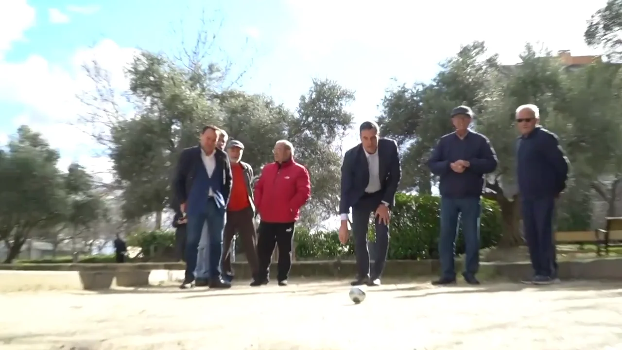 Sánchez juega a la petanca con un grupo de pensionistas reivindicando la subida de las pensiones aprobada por el Gobierno Sánchez juega a la petanca con un grupo de pensionistas reivindicando la subida de las pensiones aprobada por el Gobierno