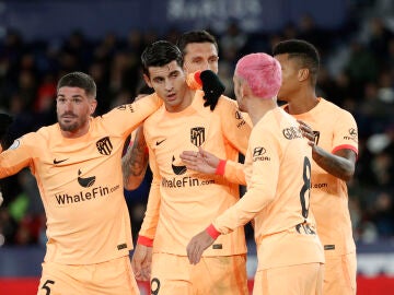 Los jugadores del Atlético de Madrid celebra un gol ante el Levante