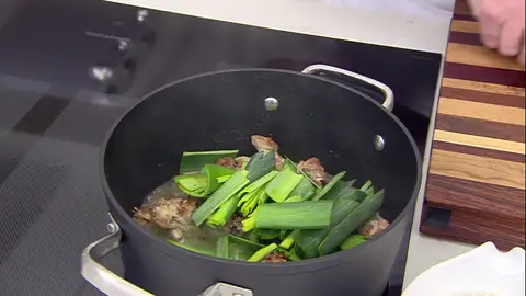 Sazona y cuece los ingredientes durante 15-20 minutos Sazona y cuece los ingredientes durante 15-20 minutos