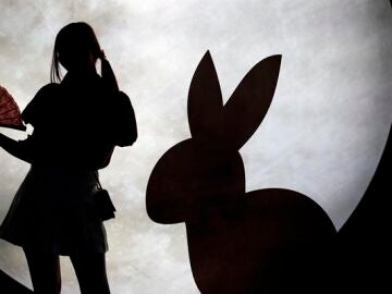 Una mujer junto a una escultura de celebración del Año Nuevo Chino 2023, año del conejo.