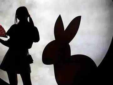 Una mujer junto a una escultura de celebración del Año Nuevo Chino 2023, año del conejo. Una mujer junto a una escultura de celebración del Año Nuevo Chino 2023, año del conejo.
