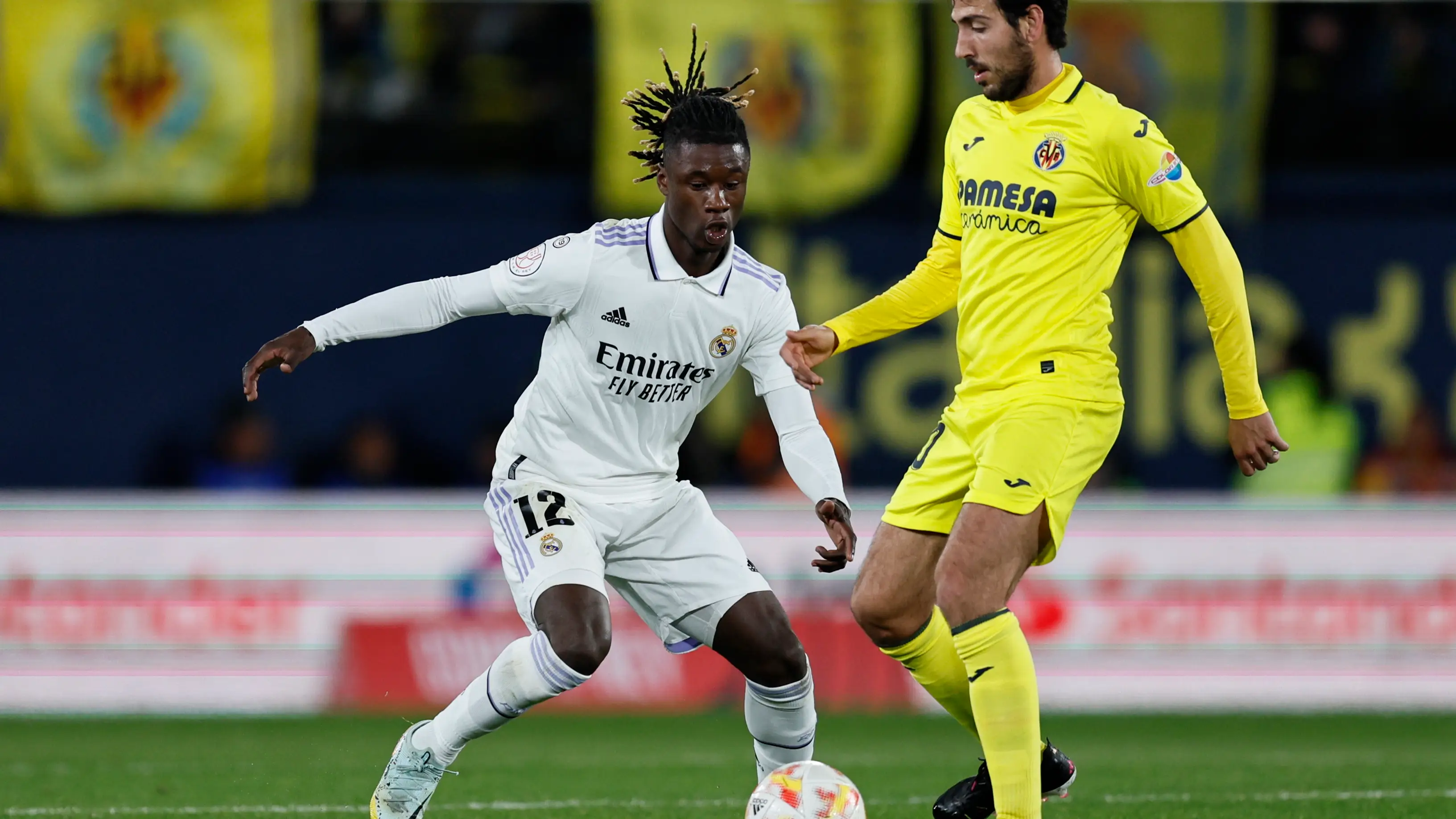 Eduardo Camavinga trata de robar un balón ante Parejo Eduardo Camavinga trata de robar un balón ante Parejo