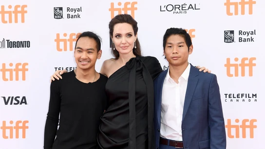 Angelina Jolie con sus hijos Maddox y Pax Angelina Jolie con sus hijos Maddox y Pax
