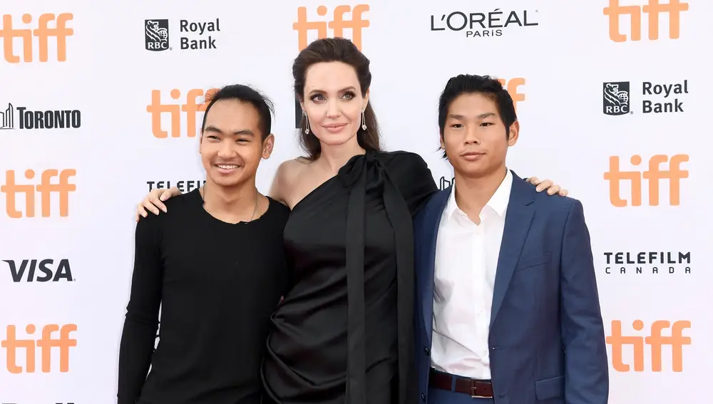 Angelina Jolie con sus hijos Maddox y Pax