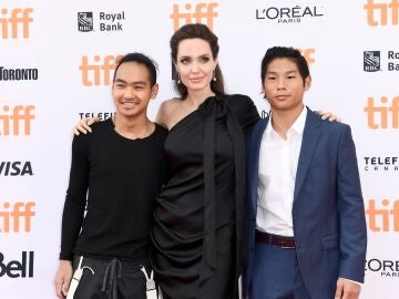 Angelina Jolie con sus hijos Maddox y Pax