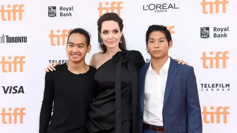Angelina Jolie con sus hijos Maddox y Pax Angelina Jolie con sus hijos Maddox y Pax
