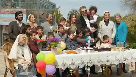 La familia Yaman de celebración en el capítulo '131' de 'Tierra Amarga. La familia Yaman de celebración en el capítulo '131' de 'Tierra Amarga.