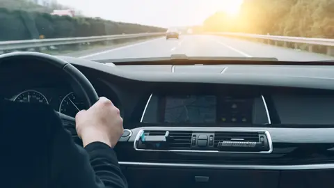 Un hombre conduciendo Un hombre conduciendo